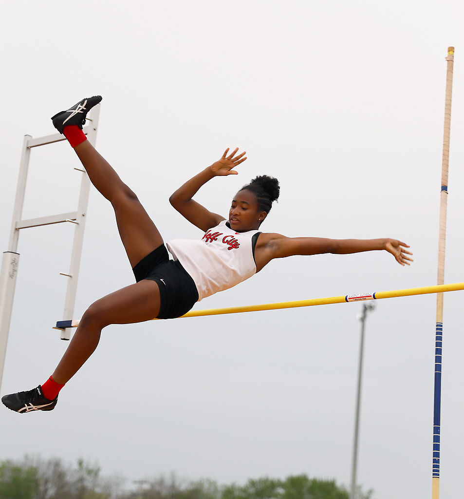 Lowegyn Hearn falls in the pole vault